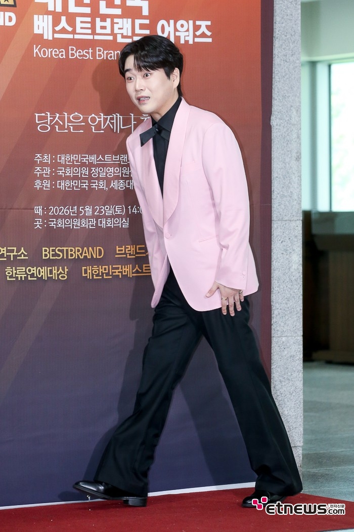 [ET포토] 황영웅, '팔로우한 팬들 보고 깜짝'