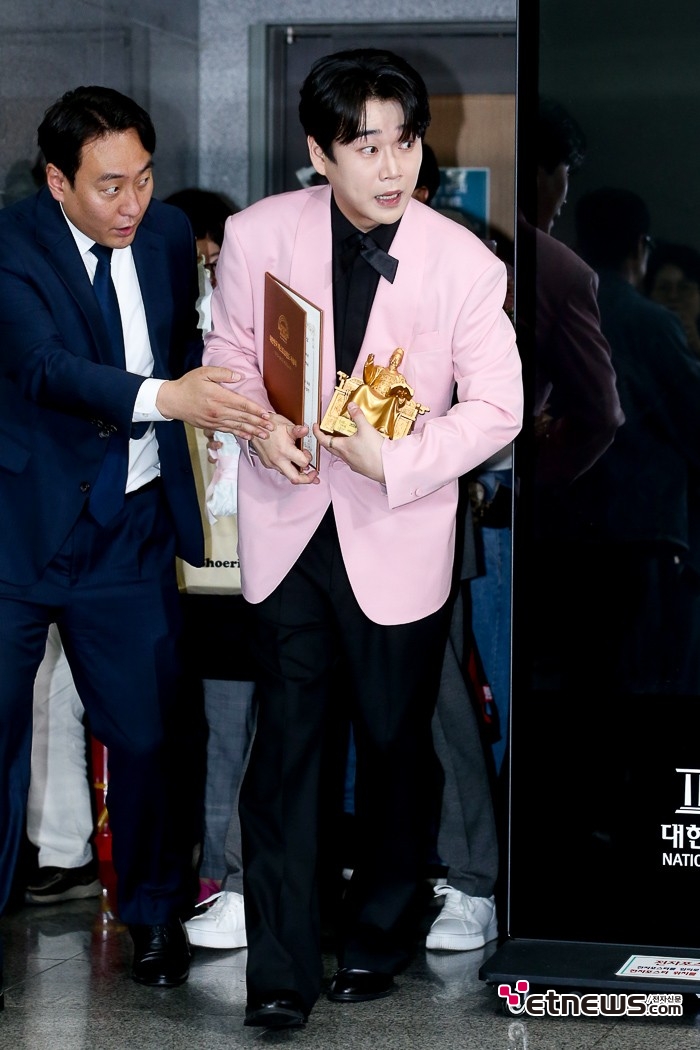 [ET포토] 황영웅, '상장과 트로피 들고'