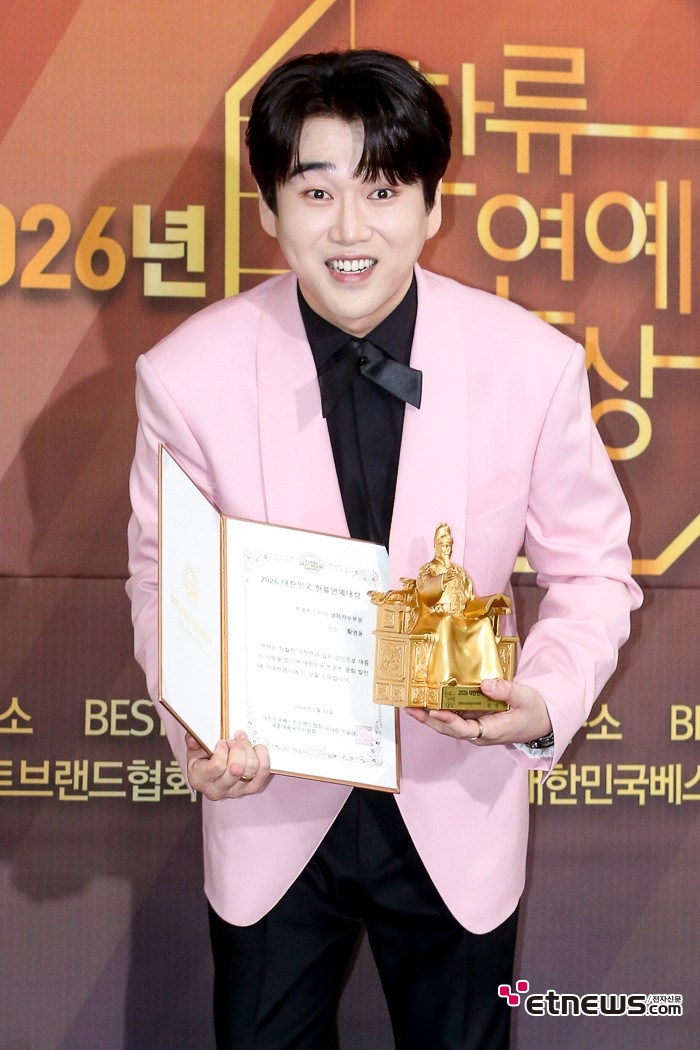 [ET포토] 황영웅, '반가운 시선으로 인사'