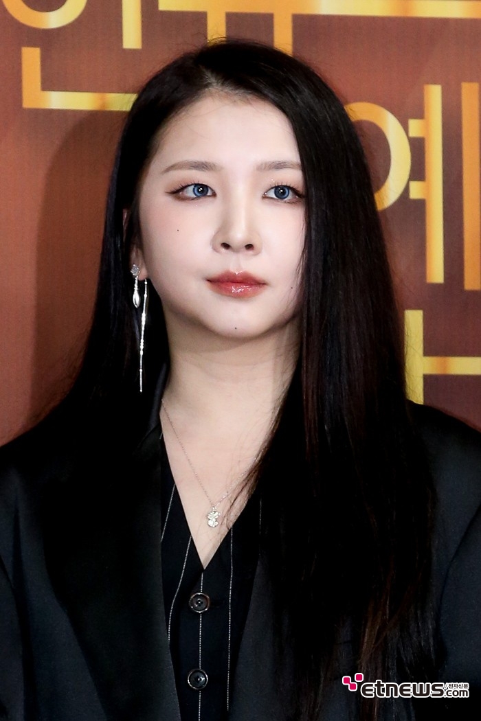 [ET포토] KARD 전지우, '신비로운 아이 칼라'