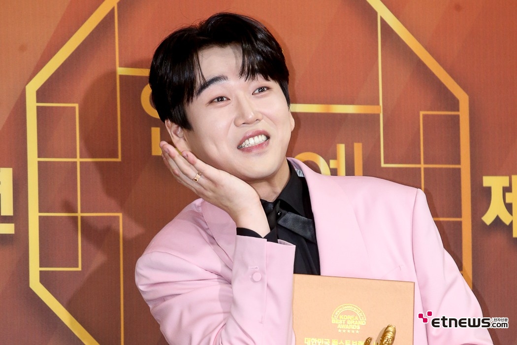 [ET포토] 황영웅, '간지러운 꽃받침'
