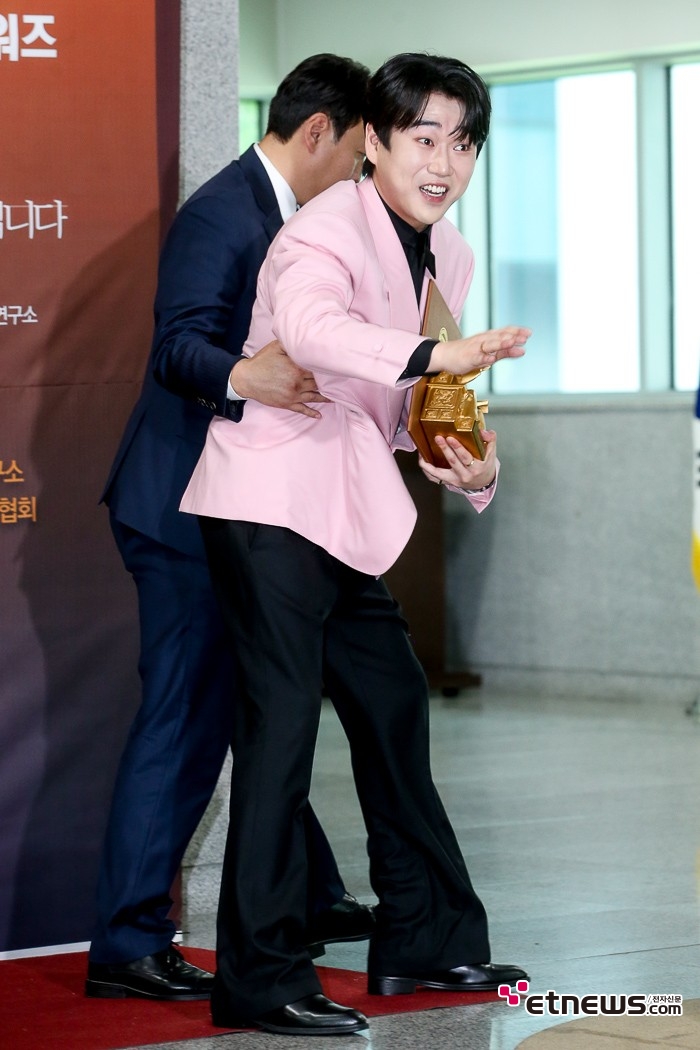 [ET포토] 황영웅, '더 있고 싶은데~'