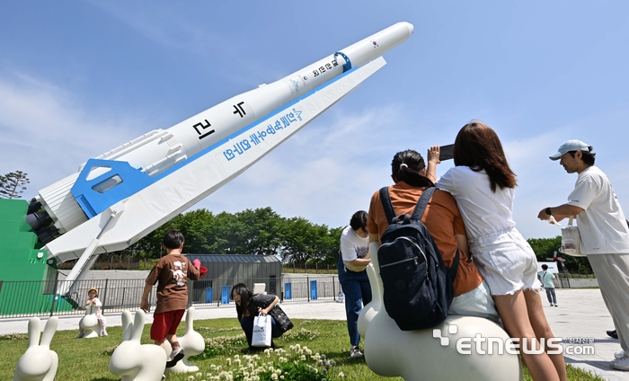 [포토] 우주 발사를 위한 누리호의 기립