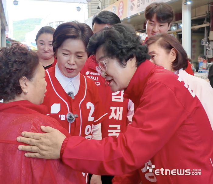 국민의힘 양향자 경기지사 후보(왼쪽 두 번째)와 김경희 이천시장 후보가 이천관고전통시장 합동유세에서 시민들과 대화를 나누고 있다. 김경희 이천시장 후보 선거사무실 제공.