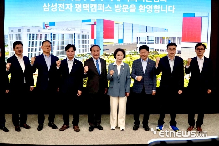 더불어민주당 최원용 평택시장 후보(오른쪽 두 번째)가 추미애 경기지사 후보(오른쪽 네 번째) 등과 함께 24일 삼성전자 평택캠퍼스를 방문해 현장을 둘러보고 기념 촬영했다. 최원용 평택시장 후보 선거사무실 제공.