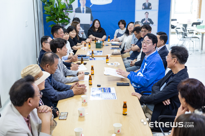 정명근 더불어민주당 화성시장 후보가 19일 화성시상인연합회 회원들과 간담회를 갖고 전통시장 활성화 및 지역화폐 확대 방안에 대해 의견을 나눴다. 정명근 화성시장 후보 선거사무실 제공.