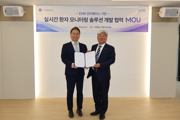 김용덕 GE헬스케어 대표(왼쪽)와 조선주 ACK 대표가 지난 21일 ACK 본사에서 EMR 인터페이스 기반 실시간 환자 모니터링 솔루션 개발 협력을 위한 업무협약(MOU)을 체결했다.