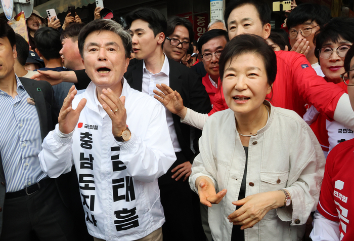 박근혜 전 대통령이 25일 오후 국민의힘 김태흠 충남지사 후보 지원 유세를 위해 충남 공주 산성시장을 찾아 상인과 시민에게 인사하고 있다. 연합뉴스