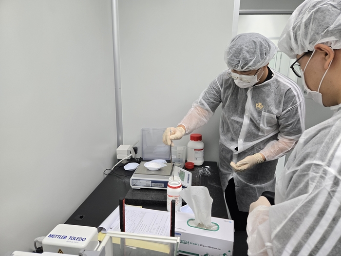 김해의생명산업진흥원이 운영한 '교육발전특구, 주력산업 맞춤형 전문기능인력 양성과정 사업' 중 진단기기 제조 교육 현장 모습.