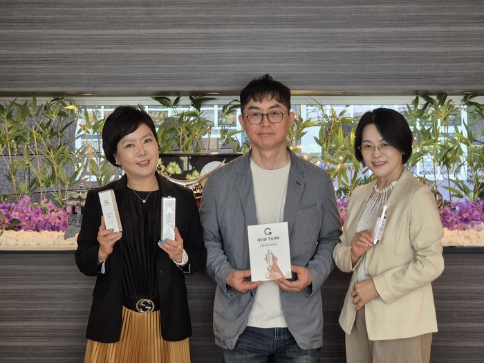 왼쪽부터 송선화 인공지능(AI)스마트광융복합협동조합 도쿄지사장 겸 PAL SYSTEM 대표이사, 강남케이퓨티 메디컬 그룹 대표원장 유중석, 황희영 도쿄 현지 바이어이 강남K뷰티 성형외과 의료진이 연구 개발한 NMN 성분 함유 '뉴턴 멀티 평션 크림에센스' 선물 전달식후 기념사진 촬영하고 있다.