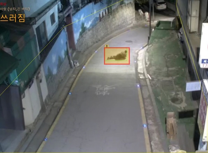 AI 지능형 CCTV가 쓰러진 사람을 인지해 모니터에 알림을 표출하는 모습 / 서울 중구