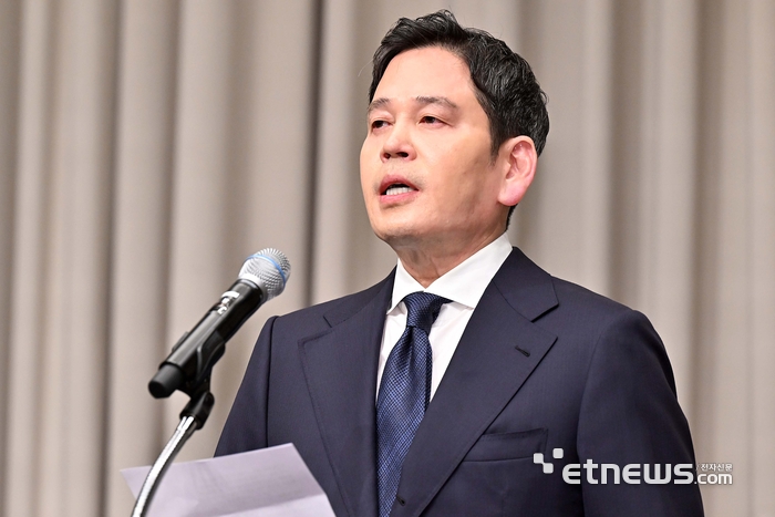 정용진 신세계그룹 회장이 26일 서울 강남구 조선팰리스 호텔에서 스타벅스 '탱크데이' 논란과 관련 사과문을 발표하고 있다. 김민수기자 mskim@etnews.com
