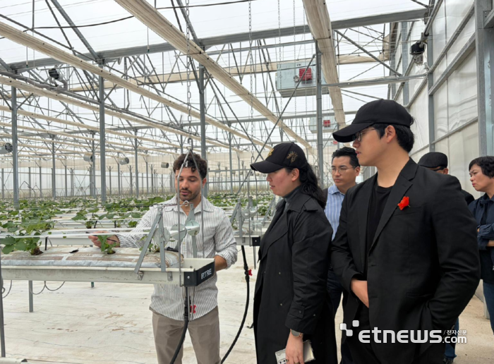 2026 동유럽 스마트팜 로드쇼 참가기업 관계자들이 루마니아 바네아사(Baneasa) 과수연구소를 방문해 스마트 재배시설 운영 현황과 현지 농업기술 적용 사례를 살펴보고 있는 모습. 코트라 제공