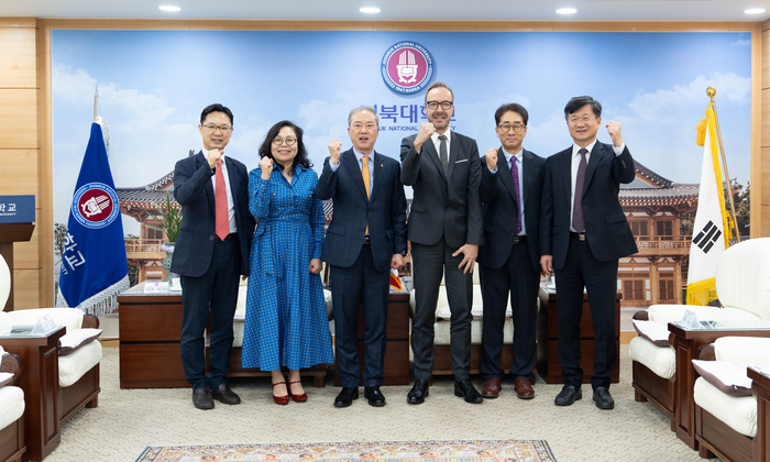 전북대학교는 글로벌 항공우주·방위산업 기업 탈레스코리아와의 미래 방산·우주산업 인재 양성에 협력을 확대하기로 했다.