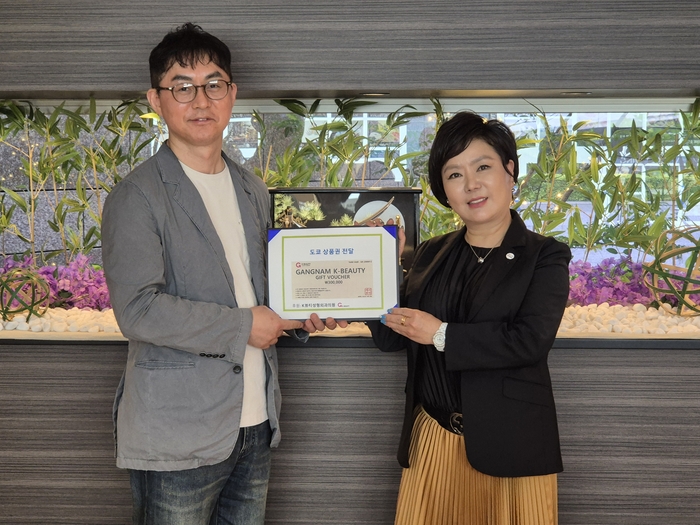유중석 강남케이퓨티 메디컬 그룹 대표원장(왼쪽)이 송선화 인공지능(AI)스마트광융복합협동조합 도쿄지사장 겸 PAL SYSTEM 대표이사와 강남K-뷰티 상품권' 전달식을 가진 후 기념촬영을 하고 있다.
