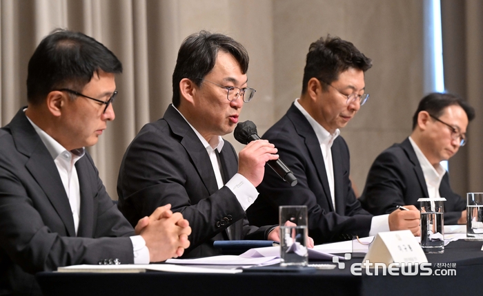 정용진 신세계그룹 회장이 스타벅스의 '탱크데이' 논란에 대해 직접 사과한 26일 서울 강남구 조선팰리스 호텔에서 신세계그룹 임원들이 진상조사 결과를 발표하고 있다. 왼쪽부터 신세계그룹 이규봉 경영지원총괄 전무, 전상진 경영총괄 부사장, 김수완 대외협력본부장 부사장, 양종환 감사팀장 상무. 김민수기자 mskim@etnews.com