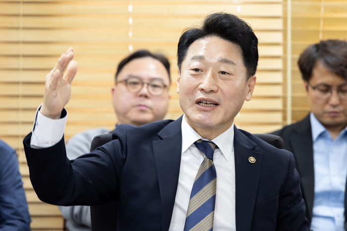이호현 기후에너지환경부 2차관이 지난달 26일 서울 중구 한국전력 경인건설본부에서 열린 주요 전력기자재 수급상황 점검 간담회를 주재, 발언하고 있다. [기후에너지환경부 제공. 재판매 및 DB 금지]. 연합뉴스.