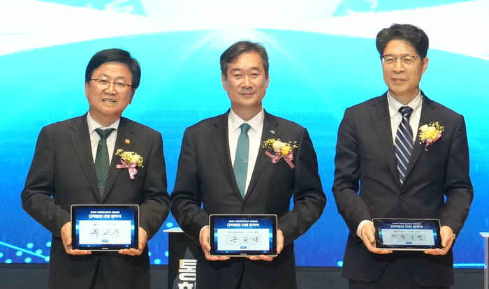 국립목포대 통합대학(국립목포대-전남도립대) 출범식이 27일 목포대 청강아카데미홀에서 열린 가운데 최교진 교육부장관, 송하철 목포대총장,  황기연 전라남도 행정부지사(왼쪽부터)가 이행협약체결을 하고 있다.
