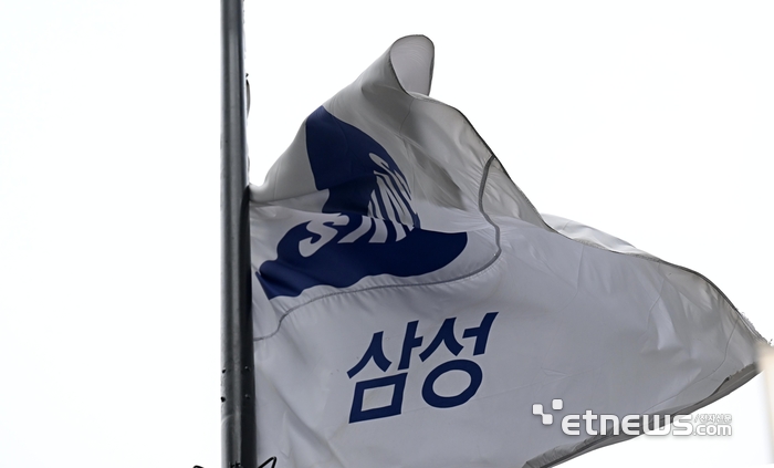 삼성그룹 초기업노동조합 삼성전자 지부와 전국삼성전자노동조합로 구성된 삼성전자 공동교섭단은 지난 22일부터 임금협약 노사 잠정 합의안에 대한 찬반 투표를 진행한 결과 총투표권자(6만 5593명) 가운데 95.5%인 6만 2616명이 참여해 4만 6142명이 찬성(73.7%)함으로써 가결됐다고 27일 밝혔다. 사진은 이날 서울 서초구 삼성전자 서초사옥 모습.  이동근기자 foto@etnews.com
