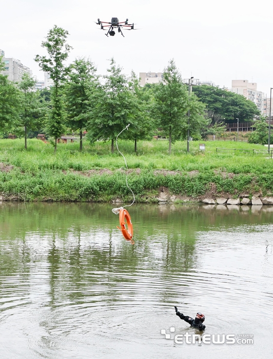[포토] 소방 드론 활용한 익수자 구조