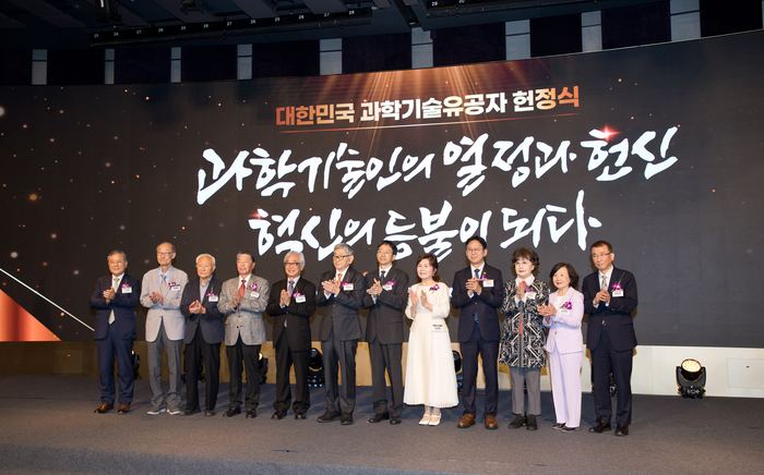 배경훈 부총리 겸 과학기술정보통신부 장관(오른쪽 네 번째)이 27일 오후 서울 중구 웨스틴조선호텔에서 열린 '대한민국 과학기술유공자 헌정식' 에서 기념촬영을 하고 있다. 이날 헌정식에는 이경서 단암시스템즈 회장 및 고 권영대 서울대학교 명예교수, 고 강영선 서울대학교 명예교수, 고이민화 벤처기업협회 명예회장 유가족들이 참석했다.