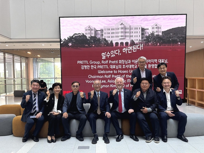 독일 프레틀 그룹이 호서대를 방문해 협력 방안을 논의했다(왼쪽 네 번째 강일구 호서대 총장, 다섯 번째 롤프 귄터 프레틀 회장).