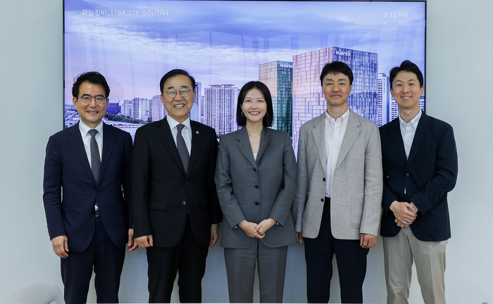 국토교통부는 27일 경기도 성남시 네이버 1784를 방문해 로봇 상용화를 위한 기술과 정책 지원 방안을 논의했다. 왼쪽부터 남영우 국토교통부 기획조정실장, 김윤덕 국토교통부 장관, 최수연 네이버 대표, 유봉석 네이버 최고책임경영책임자(CRO), 윤성업 국토교통부 규제개혁법무담당관이 기념사진을 촬영하고 있다. 〈자료 네이버〉