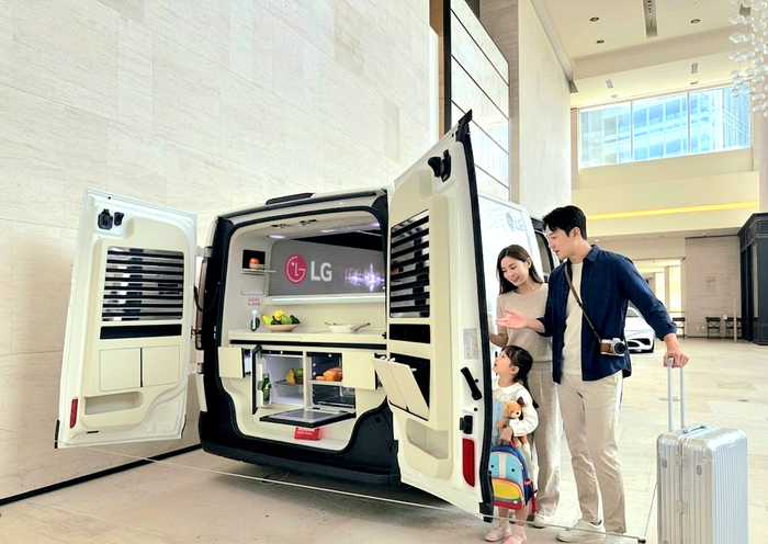 LG전자가 8월 말까지 '해비치 호텔&리조트 제주'에서 기아 PV5 차량에 냉장고·오븐·와인셀러 등 가전과 맞춤 가구를 접목해 야외 활동에 특화한 모빌리티 '슈필라움 글로우캐빈'을 전시한다. 사진은 모델이 전시된 차량을 살펴보는 모습. (사진 속 모델은 AI로 생성된 이미지)