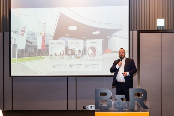ABB의 글로벌 영업전략 매니저(Global Sales Strategy Manager) 프레드릭 홀름버그(Fredrik Holmberg)가 ABB와 B&R의 글로벌 사업 전략을 발표하고 있다. (제공: B&R 산업자동화 코리아)