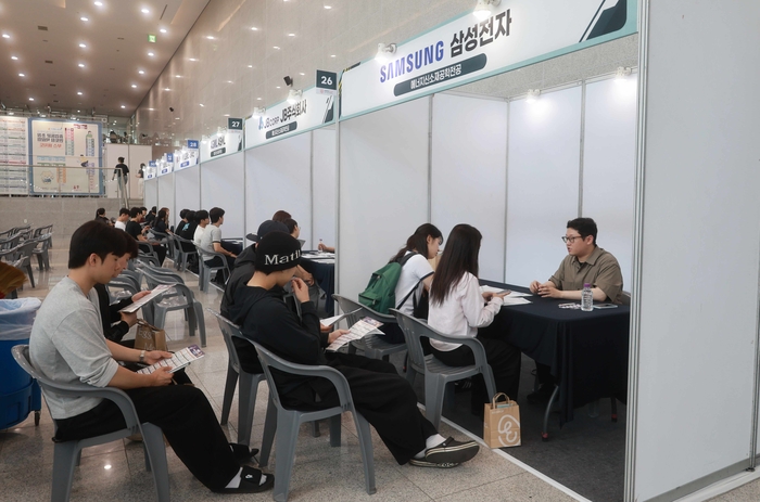 한국기술교육대학교가 현업에 진출한 동문 네트워크를 활용해 27일 교내 담헌실학관 담헌홀과 1층 로비에서 '2026 상반기 졸업동문 초청 멘토링 박람회'를 개최했다.(사진=한국기술교육대)