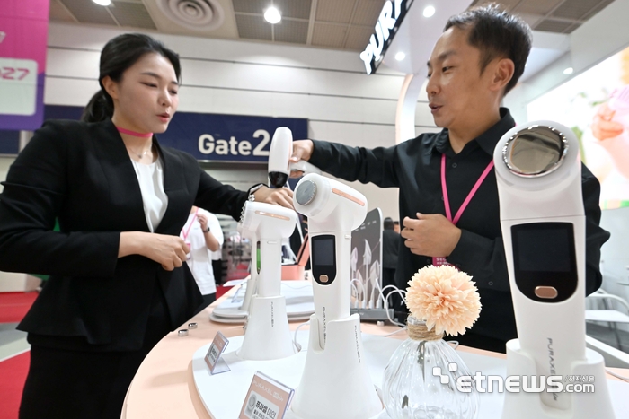 [포토] 뷰티 디바이스로 피부 개선