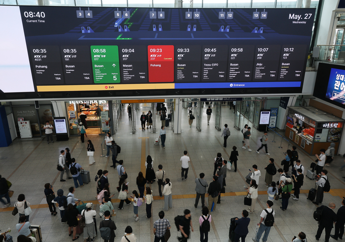 서울 중구 서울역에서 시민들이 이동하고 있다. (사진=연합뉴스)