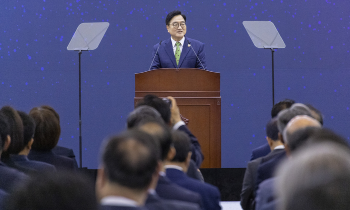 우원식 국회의장이 27일 국회의사당 로텐더홀에서 열린 제78주년 국회 개원기념식에서 기념사를 하고 있다. 연합뉴스