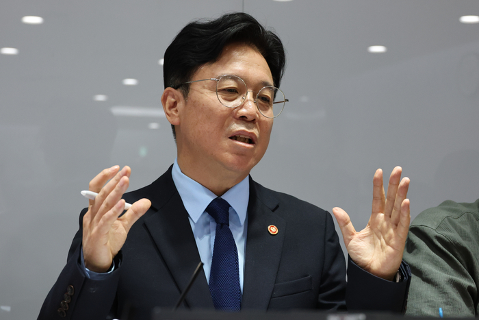 김영훈 고용노동부 장관이 27일 정부세종청사 고용노동부 기자실에서 열린 출입기자단 차담회에서 국민주권정부 1년간 이룬 성과와 삼성전자 노사문제 등 노동 현안에 대해 발언하고 있다.〈연합뉴스〉