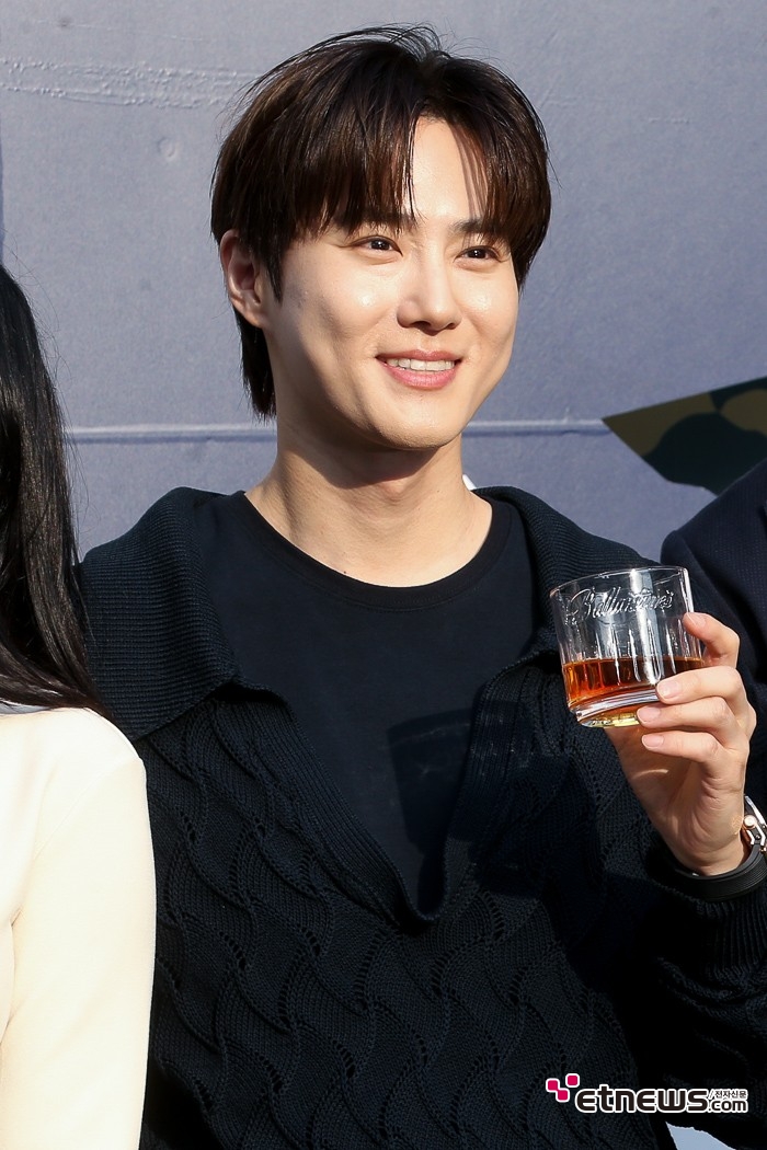 [ET포토] 엑소 수호, '한잔 어때요'