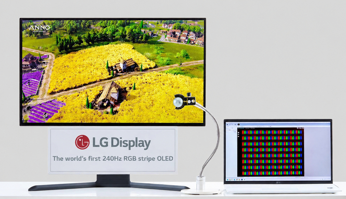 LG디스플레이의 '240㎐ RGB 스트라이프 OLED' 패널. 오른쪽에는 패널 구조를 카메라로 확대해 촬영한 모습이다. 〈사진 LG디스플레이 제공〉