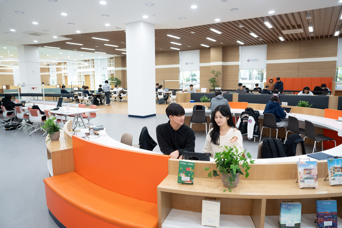 전북지역대학·지역민과 공유하는 전북대학교 중앙도서관 중도라운지.