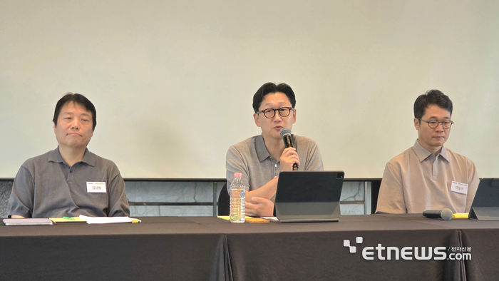 (왼쪽부터) 김상범 검색 플랫폼 부문장, 김광현 최고데이터·콘텐츠책임자(CDO), 이일구 콘텐츠 서비스 부문장이 28일 서울 중구 더플라자호텔 서울에서 열린 기자간담회에서 질의응답을 하고 있다. [사진=현대인 기자]