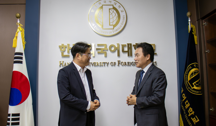 (우)강기훈 한국외대 총장과 (좌)신혜권 이티에듀 대표가 대담을 나누고 있다.(사진=우단우 PD)