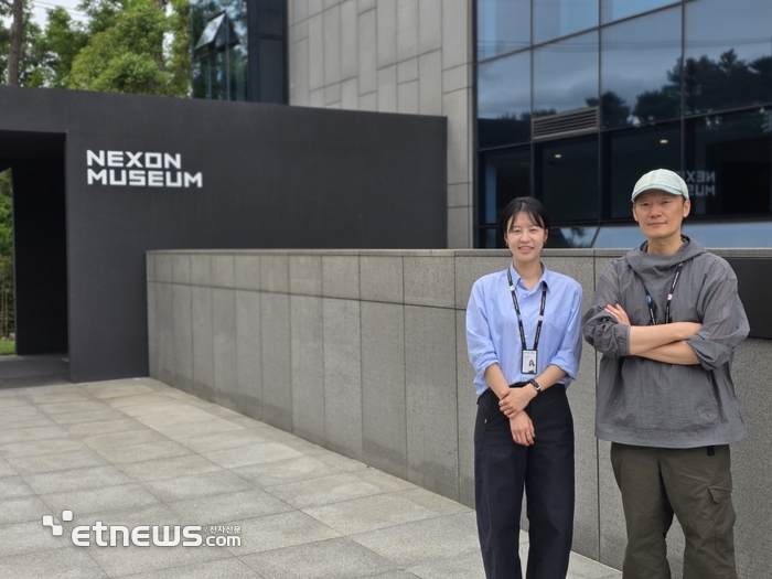 박두산 넥슨뮤지엄 관장(오른쪽)과 김정아 팀장이 13년만에 이뤄진 전시관 리뉴얼에 담긴 철학을 소개했다.