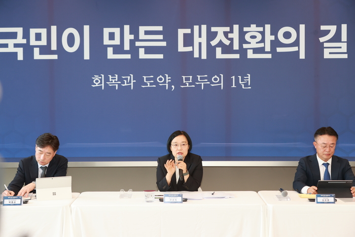 한성숙 중소벤처기업부 장관이 28일 서울특별시 마포구 SVC 서울에서 열린 “정부 출범 1주년 기자간담회”에서 모두발언을 하고 있다.