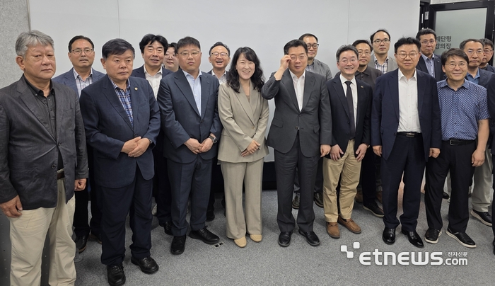 한국기술사업화협회가 주최한 기술사업화 혁신 포럼이 28일 서울 중구 비즈허브서울센터에서 열렸다. 장미연 산업통상부 산업기술시장과장(앞줄 왼쪽 네번째)과 김호원 한국기술사업화협회 회장(〃다섯번째) 등 참석자들이 기념촬영했다.