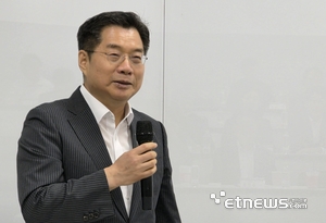 김호원 한국기술사업화협회 회장이 28일 기술사업화 혁신포럼에서 인사말을 하고 있다.
