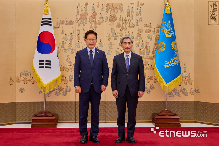 [포토] 이재명 대통령, 한은 총재 임명장 수여