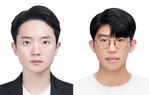 미세조직 정보 기반의 금속 판재 소성 가공 특성 예측 모델을 개발한 한국재료연구원 재료공정연구본부 민경문 선임연구원(왼쪽)과 최성환 박사후연구원.