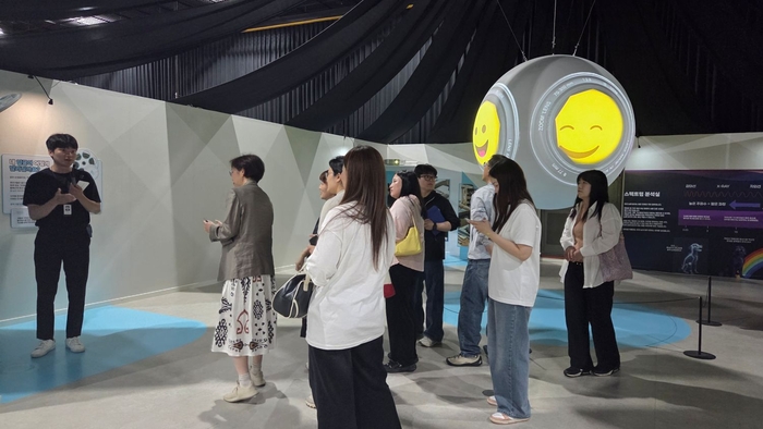 전시기획 아카데미 참가자들이 특별전 해설을듣고 있다.