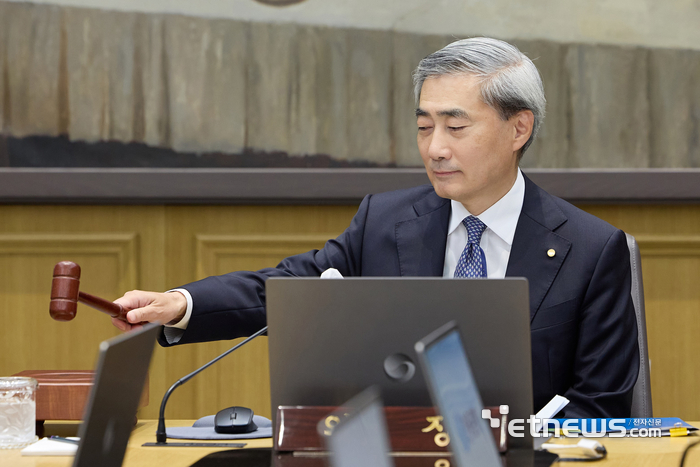 신현송 한국은행 총재가 28일 열린 금융통화위원회를 주재하고 있다. [사진= 한국은행 제공]