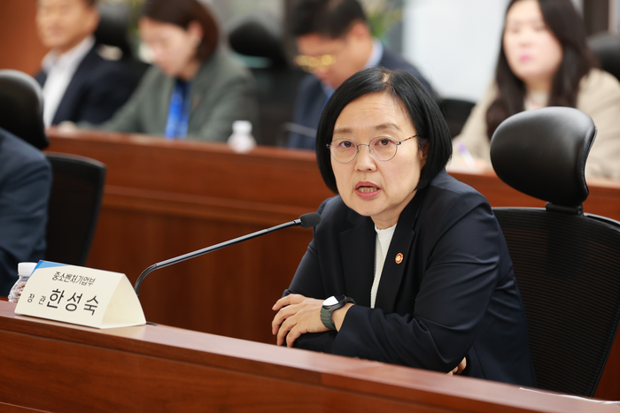 한성숙 중소벤처기업부 장관이 28일 서울 중구 신한은행 본점에서 열린 '상생결제 활용 기업 현장 간담회'에서 발언하는 모습.