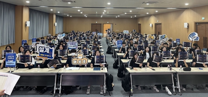나주시가 나주교육지원청과 협력해 중학교 3학년 학생들을 대상으로 '2026 제2기 나주 슈퍼노바 인재학교' 입학식을 개최했다.