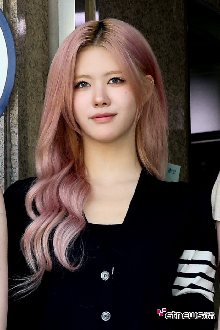 [ET포토] 이프아이 라희, '생애 첫 투표를 마치고'